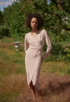 WAL G. WGXZL WEDDING - ALEXANDA SCALLOP V NECK MIDI DRESS - Shift Dress - Blush Pink