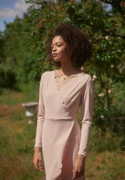 WAL G. WGXZL WEDDING - ALEXANDA SCALLOP V NECK MIDI DRESS - Shift Dress - Blush Pink -WAL G. Sales Store b3daa3599014449eacfc225bdcbdbe37